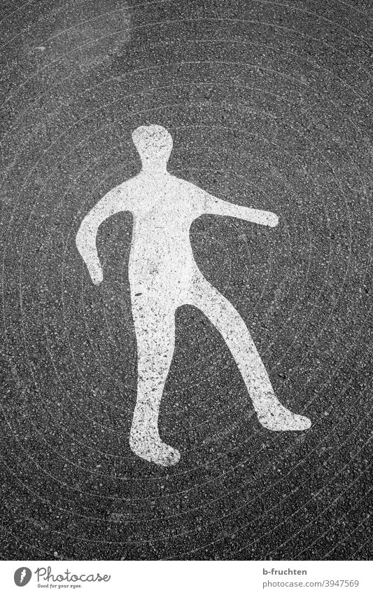 Figur auf Asphalt gemalt, Fahrbahnmarkierung, Person Zeichen Verkehrszeichen Mann weiß Straße Bodenbelag Wege & Pfade gehen Gender Mensch Hinweis hinweisen