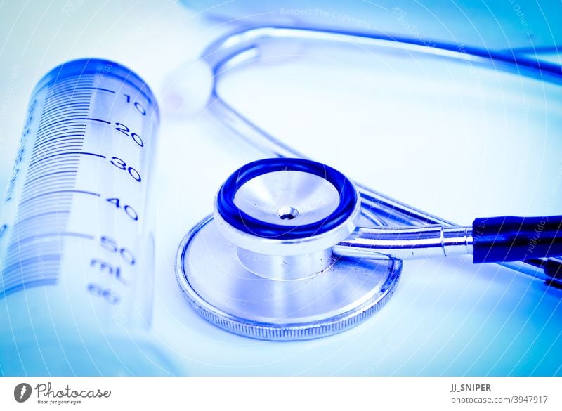 Ein Stethoskop vor dem medizinischen Antibiotikum Hintergrund Flasche Kapsel klinisch abschließen Nahaufnahme Ernte Kur diagnostizieren Diagnostik Krankheit