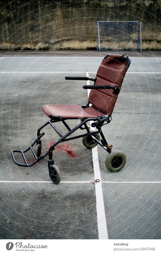 leerer Rollstuhl im Tennisplatz Sport Behinderung deaktiviert Handicap horizontal Mobilität Gesundheit medizinisch Pflege Stuhl Transport Rad Gerät Objekt