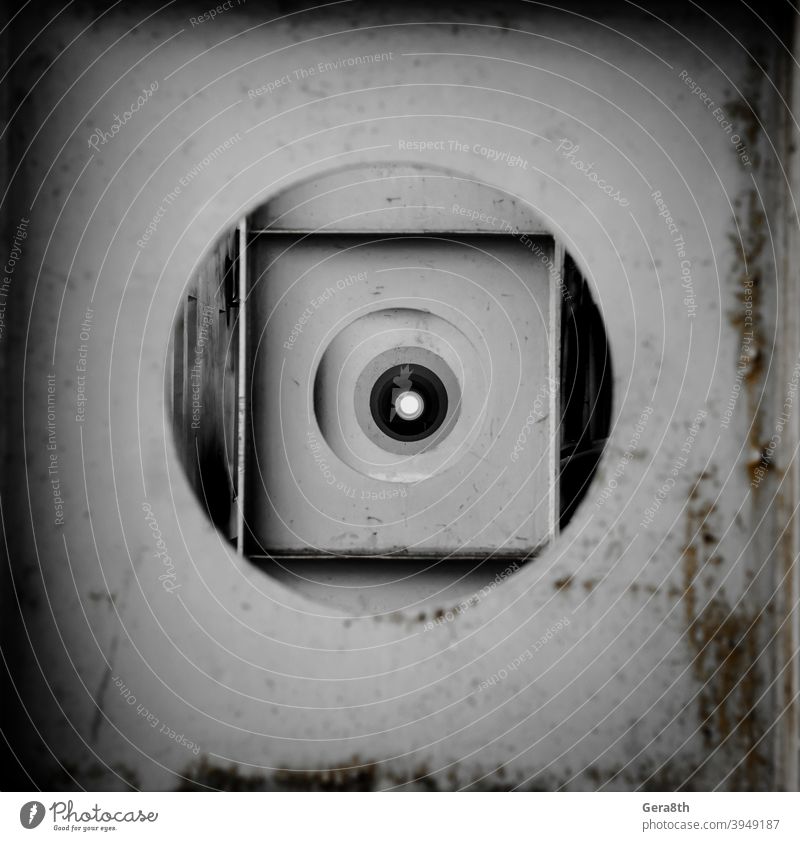 runde Löcher in der Metallkonstruktion in der Perspektive abstrakter Hintergrund Abstraktion Abstraktionsmuster schwarz kreisen Kreise dreckig geometrisch grau