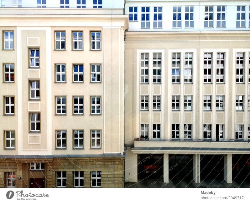 Restauriertes altes Gebäude mit Feuerwache und schöner Fassade in Naturfarben in der Voltairestaße in der Hauptstadt Berlin Altbau Fenster Architektur