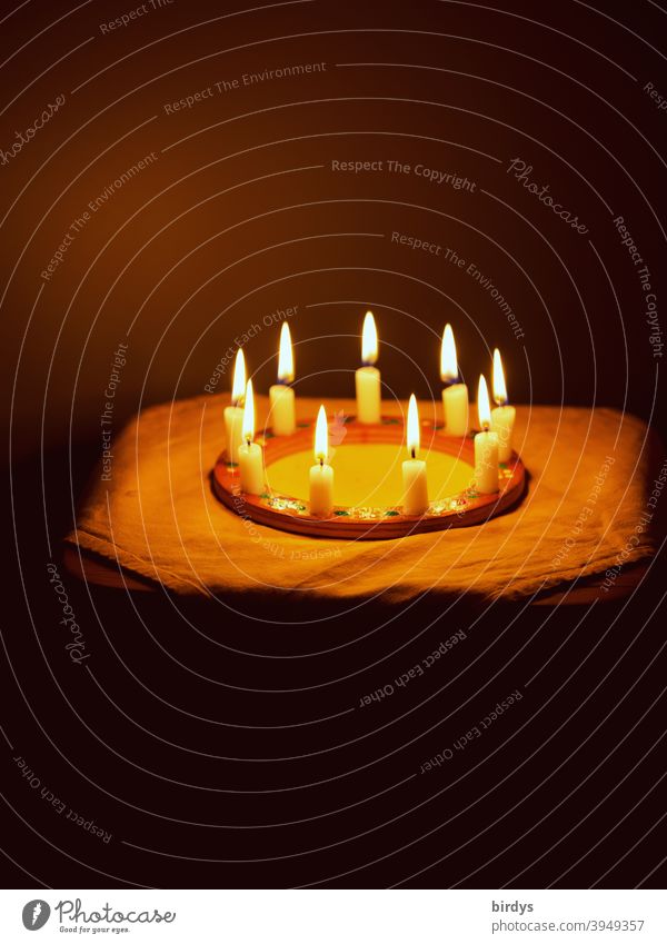 Kerzenkranz in einem dunklen Raum. Brennende Kerzen in einem Kreis , Kerzenschein , kerzen Kerzenlicht Kerzenkreis Feuer Kerzenflamme Licht Stimmung rund