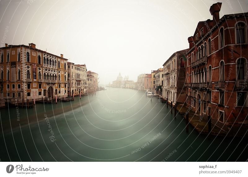 Reisen Venedig, nebliger Canal Grande mit alten Häusern, Städtereise Kanal Fluss großer Kanal reisen Italien Nebel Brücke Großstadt Haus Ausflug Wasser blau