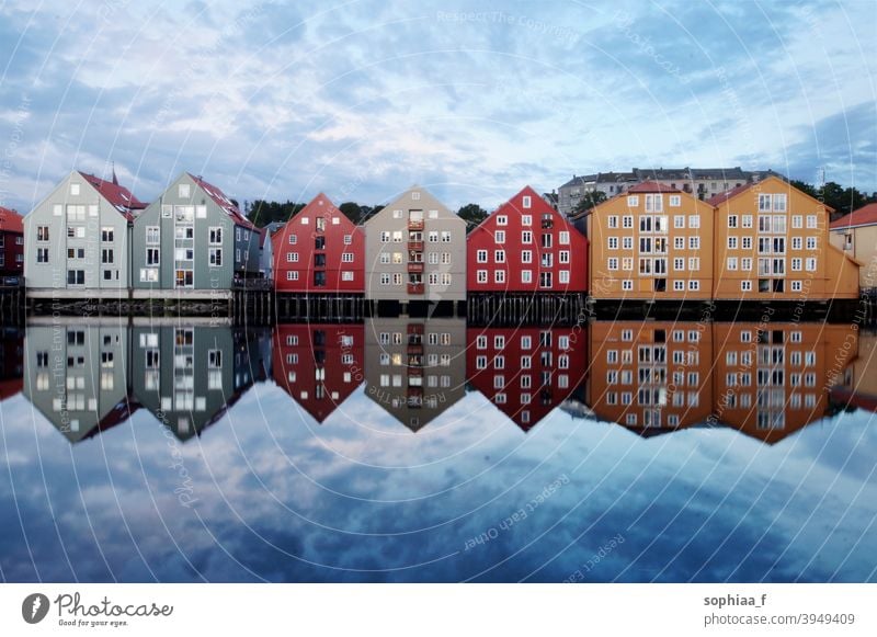 Reisen - bunte Häuser in Trondheim, Spiegelung auf Fluss farbenfroh Reflexion & Spiegelung Norwegen Wasser Großstadt Tourismus reisen traditionell Farbe farbig