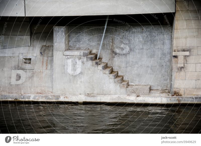 DUST und eine Treppe ins nirgendwo Landwehrkanal Kreuzberg Berlin Architektur Kanal Wasser grau Großbuchstabe Straßenkunst Fundament Bauwerk Eisenstange