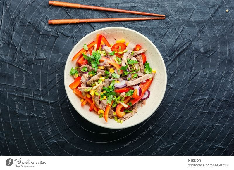 Asiatischer Salat mit Gemüse und Fleisch Salatbeilage Fleischsalat Zunge Suppengrün asiatischer Salat Paprika Rindfleisch Mais Asiatische Küche Stöcke
