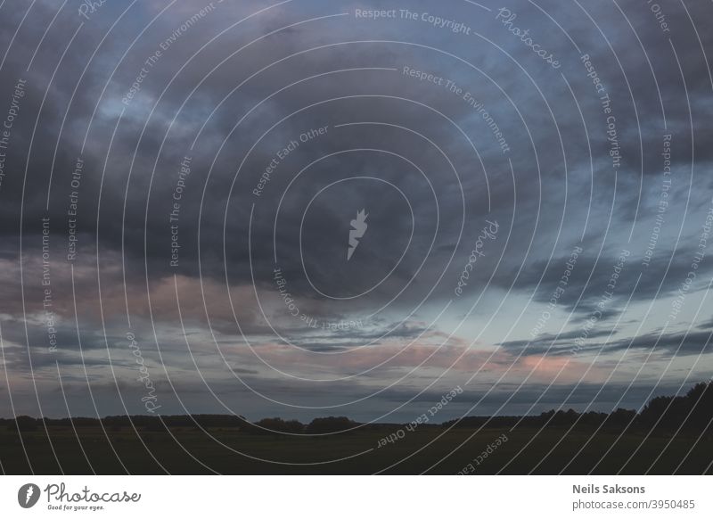 großer Himmel farbenfroh Menschen sind klein Sommer Wolken Außenaufnahme schön Natur dramatisch dramatischer Himmel Landschaft Abend Licht Sonnenuntergang