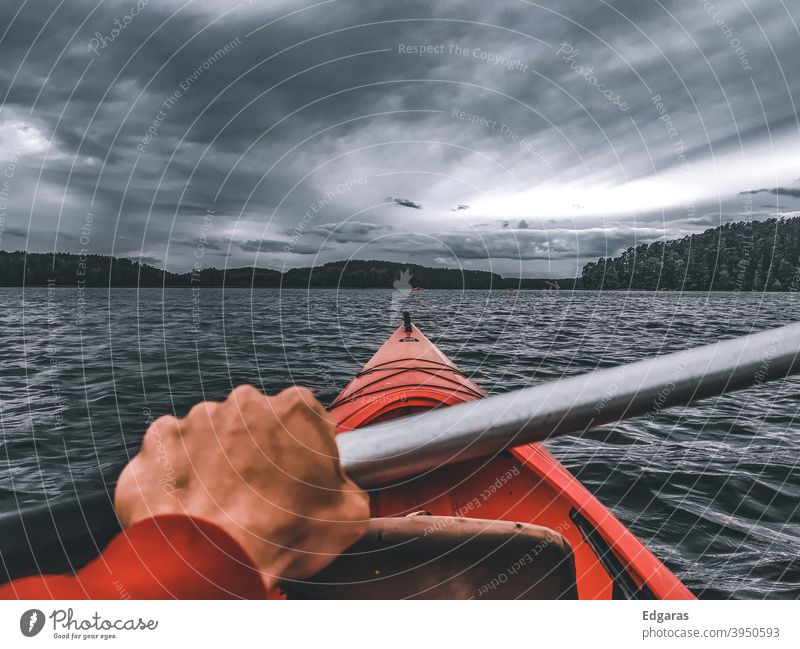 Mann Hand Kajakfahren in einem Fluss, stürmischen Tag Kajakfahrer Kajaks Abenteuer reisen Wasser Unwetter Wolken See rot Ferien & Urlaub & Reisen Kanu Kanutour