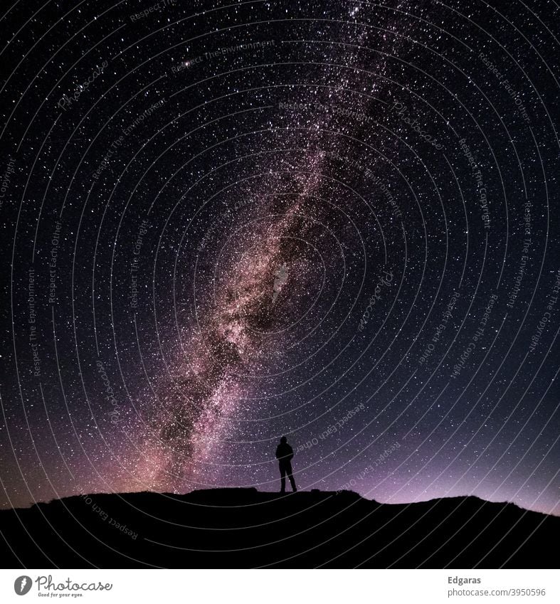 Silhouette eines Mannes, der vor der Milchstraße in den Bergen der Dolomiten steht Mann Silhouette Stehen Milchstrasse Stern Himmel Sterne am Himmel Nacht