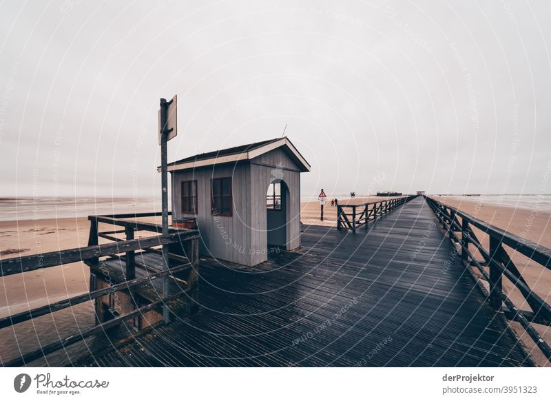 Morgens in San Peter-Ording am Strand mit Holzhäuschen XII Weitwinkel Panorama (Aussicht) Totale Froschperspektive Starke Tiefenschärfe Sonnenaufgang