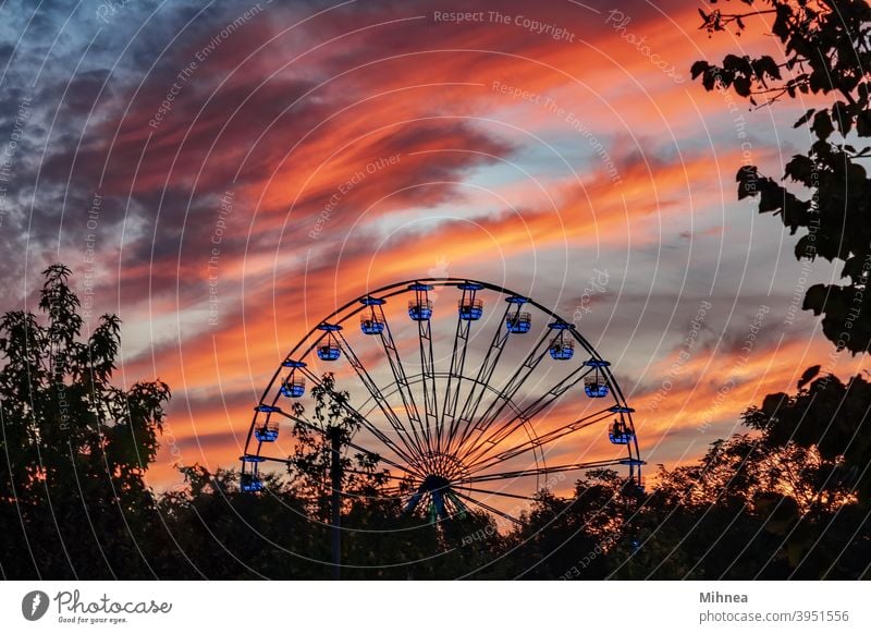 Riesenrad bei Sonnenuntergang im Tineretului Park, Bukarest Vergnügen Anziehungskraft Karneval Karussell kreisen Großstadt Wolken dramatischer Himmel