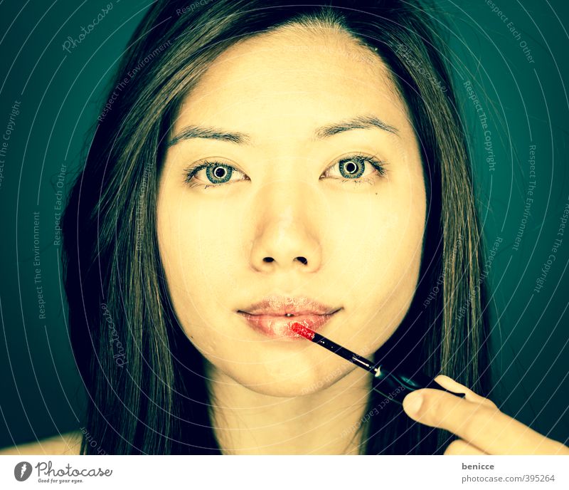 Lipgloss Frau Mensch Schminke Schminken Asiate Junge Frau attraktiv schön Blick in die Kamera Ringblitz Lifestyle Kosmetik eitel Porträt Erotik auftragen