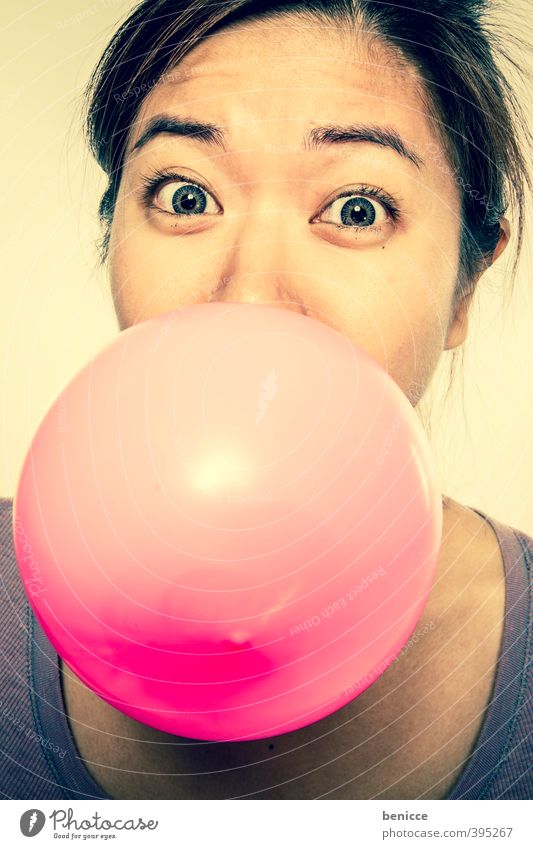 Bubble Frau Mensch Asiate Chinesisch Luftballon Ballone Luftblase Kaugummi Mädchen rosa Asien Porträt lustig Humor Freude Blick in die Kamera Studioaufnahme