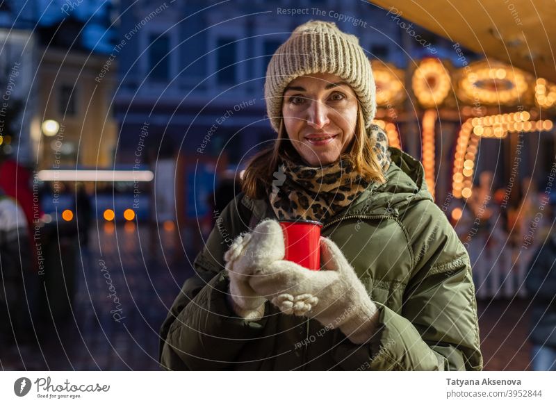 Trinkende Frau auf dem Weihnachtsmarkt Weihnachten Tasse trinken Markt Feiertag Glühwein Heißgetränk Winter im Freien Person Erwachsener Dezember Licht heiter