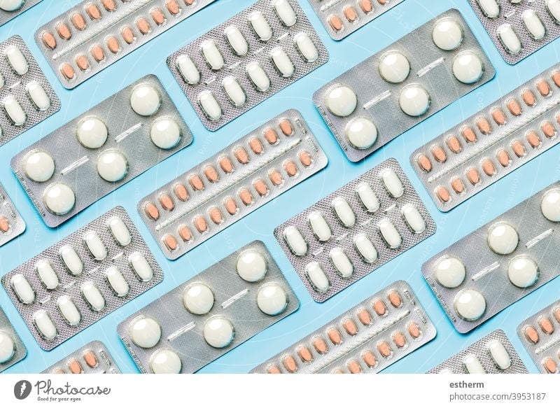 Geometrisches Muster mit Blister mit weißen Tabletten und Schmerzmittel gemacht.Konzept der Medizin Gesundheitswesen Therapie klinisch Depression