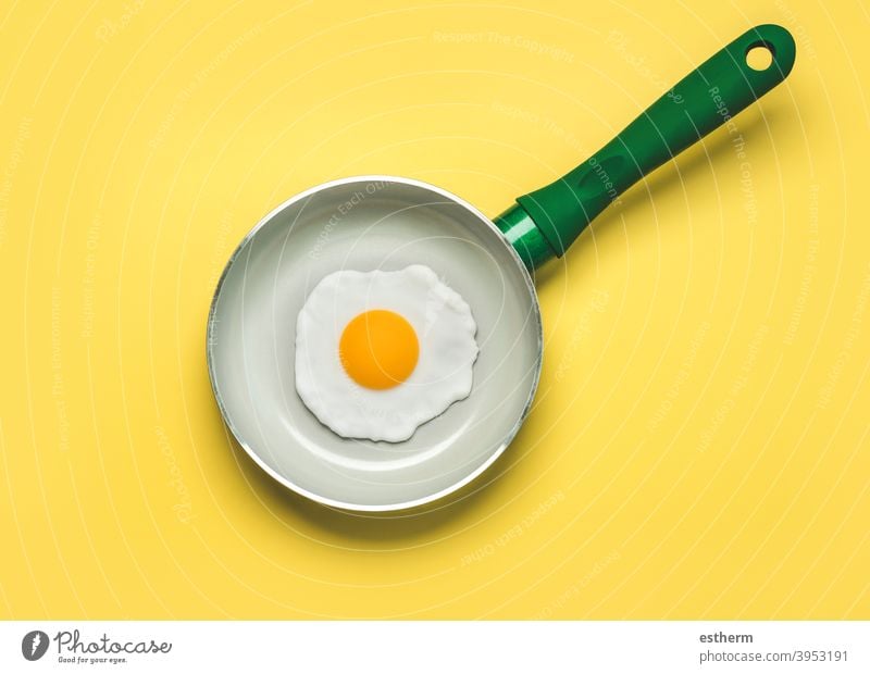 Spiegelei auf einer grünen Pfanne Ei Eier Koch Mahlzeit Mittagessen Gesundheit Eigelb Lebensmittel Protein Diät Essen zubereiten Frühstück Eierschale Frische