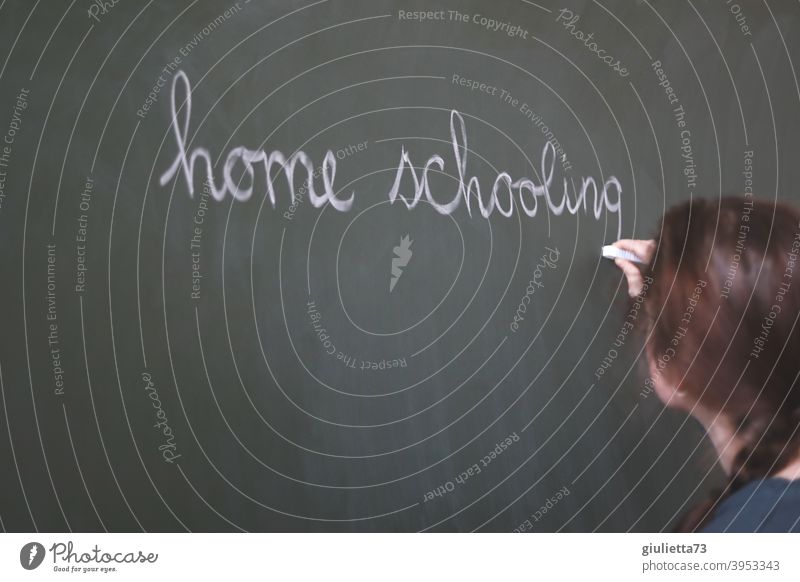 corona thoughts | Home schooling nervt... | Lehrerin schreibt mit Kreide an die Tafel Homeschooling Schule Klassenraum lernen Bildung grün Farbfoto