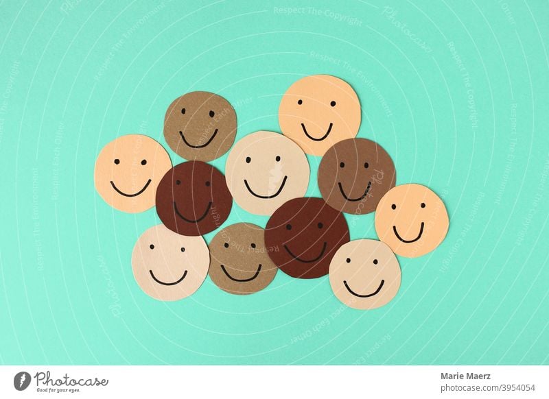 Diversität - Lachende Gesichter in verschiedenen Hautfarben Smiley lachen fröhlich Gemeinschaft positiv Freundschaft Toleranz Grafik u. Illustration