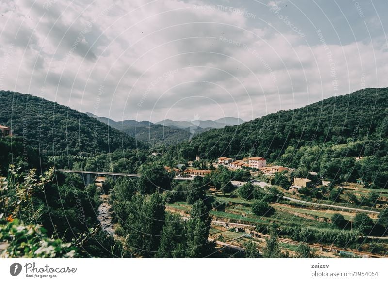 Berge von Sadernes an einem bewölkten Sommertag in Spanien girona spanien sadernes Katalonien grün Natur Holz Schönheit blau hell Cloud Laubwerk Straße Felsen