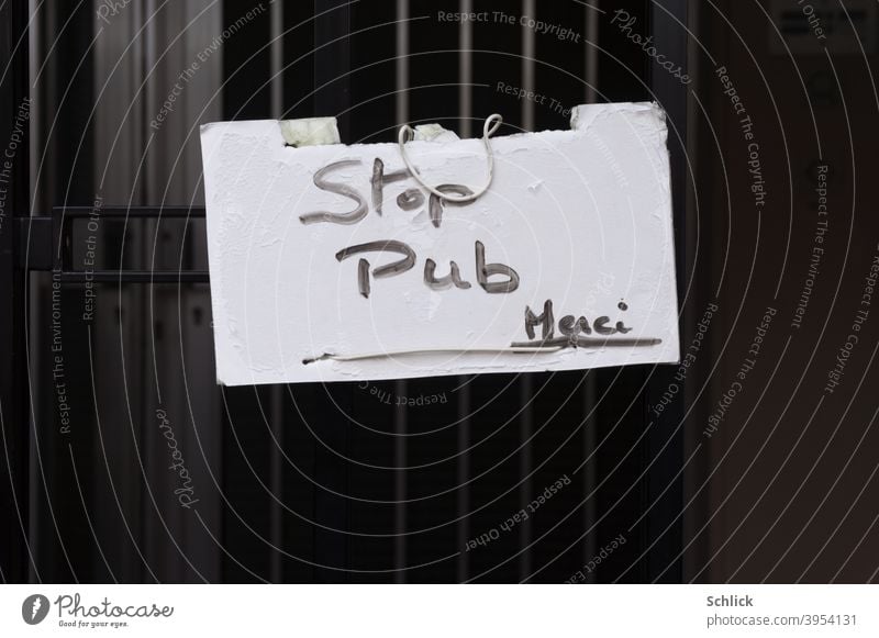 Handgeschriebenes Schild Stop Pub Merci bitte keine Werbung an Eisengitter vor Haustür Schilder & Markierungen französisch Schrift Text Nahaufnahme
