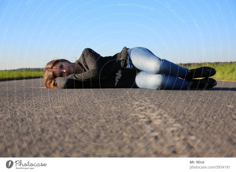 bequem ist anders liegen Ruhe Straße ausruhen Asphalt Wege & Pfade Verkehrswege Fahrbahn Landstraße leere Straße Blauer Himmel Körperhaltung Wolkenloser Himmel