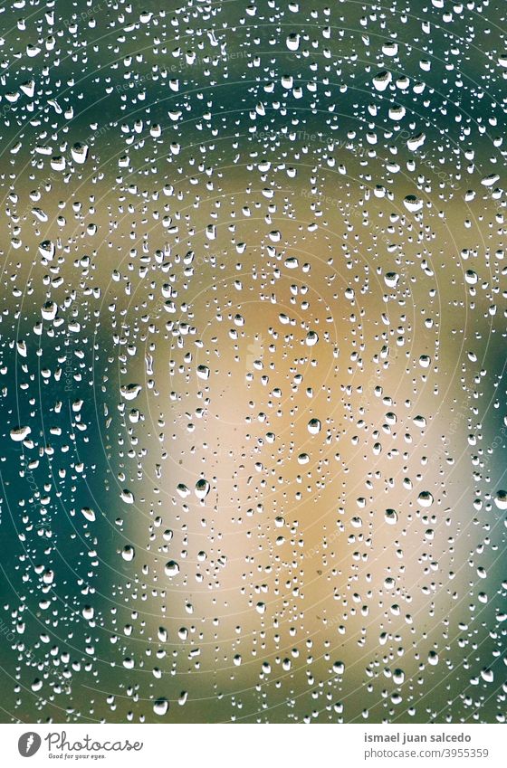 Schietwetter Regentropfen laufen am Fenster hinunter