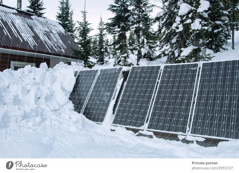 Solarbatterie - eine alternative Energiequelle. Blick auf Solarzellen, die nach einem Schneefall mit Schnee bedeckt sind. solar Panel Bedienfeld Winter