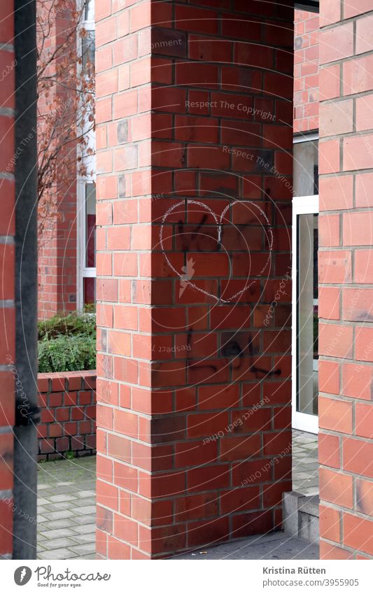 kreideherz auf ziegelstein herzchen symbol symbolisch zeichen liebe gefühl gemalt streetart haus fassade gebäude architektur draußen verliebt romantik