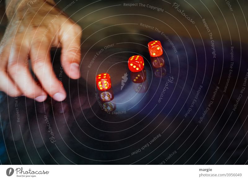 Empfehlung| mindestens eine Sechs würfeln! Würfel Finger Spiel Glücksspiel Erfolg Ziffern & Zahlen Spielsucht Zufall Würfelspiel werfen Spielkasino