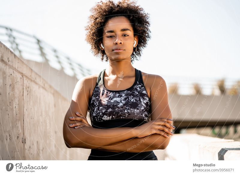 Afro-Athletin, die im Freien steht. Fitness Frau Sport Übung aussruhen Pause sich[Akk] entspannen genießend Erholung Freizeit Großstadt sportlich entspannend