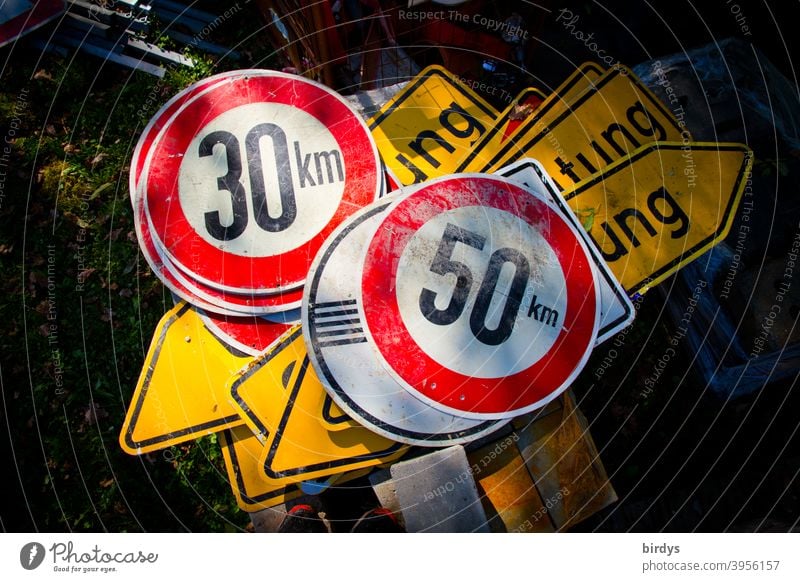 Viele Verkehrsschilder liegen übereinander auf dem Boden, Geschwindigkeitsbegrenzung 30 km/h, 50 km/h, Umleitung Stadtverkehr viele Straßenverkehr