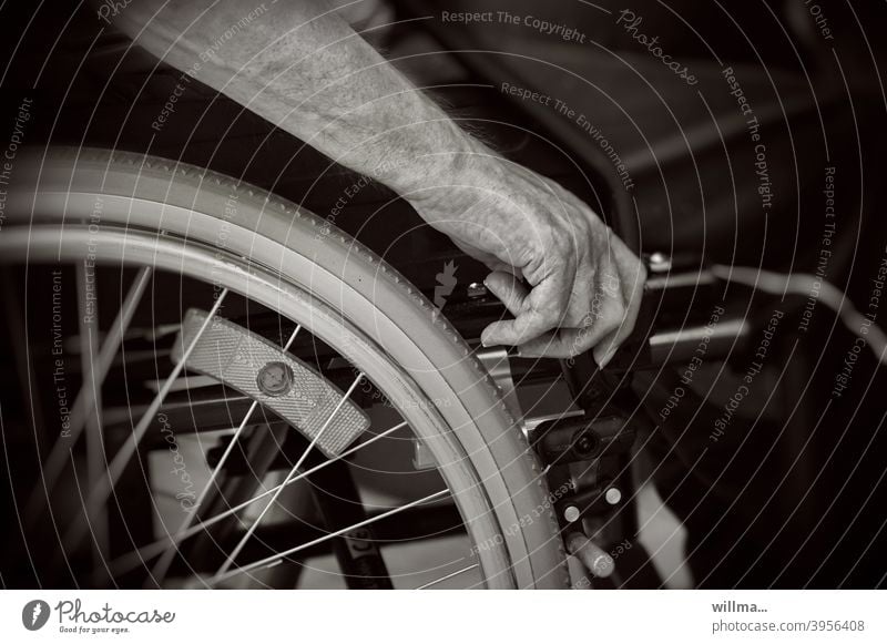 Rollstuhlfahrer Hand Handbremse Mobilität Behinderung sw Senior Bremse Senioren-Rolls-Royce Lebensabend