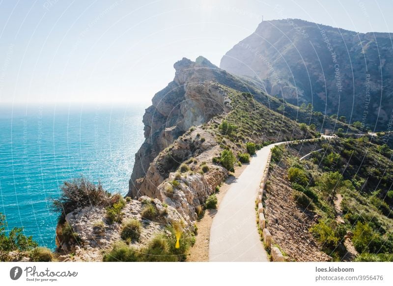 Landschaftlich reizvoller Wanderweg entlang steiler, mit Büschen bewachsener Klippen am Meer im Naturpark 'Serra Gelada' in Albir, Spanien albir mediterran Ufer
