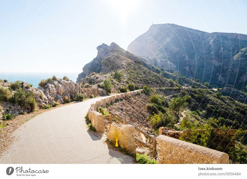 schöner Wanderweg entlang steiler Klippen am Meer im Naturpark 'Serra Gelada' in Albir, Spanien albir mediterran Ufer MEER Costa Blanca Berge u. Gebirge