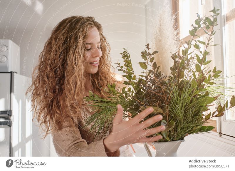 Frau arrangiert Pflanzen in Vase Haufen Blumenstrauß frisch sanft Flora Floristik heimwärts Tisch grün Stil natürlich Harmonie Dekor organisch romantisch