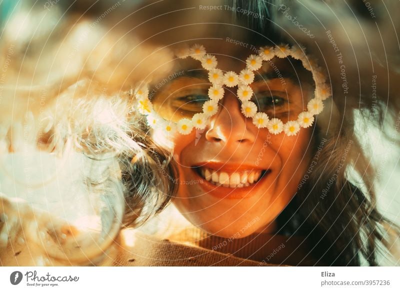 Lächelnde Frau mit lustiger Blümchen-Sonnenbrille guckt vornübergebeugt in die Kamera gute Laune Freude Brille Hippie nach unten gucken Haare lange Haare