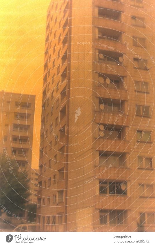 Satellite City Antenne Block Wohnhochhaus Dresden Fehlfarbe Langzeitbelichtung gelb Architektur Plattenbau