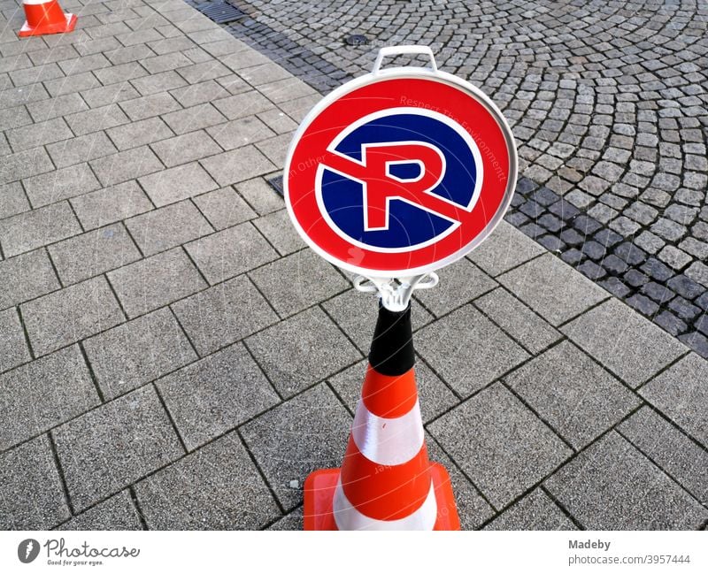 Tragbares inoffizielles Verkehrszeichen für Parkverbot und Halteverbot auf einem Lübecker Hütchen auf grauem Straßenpflaster Verkehrsschild Parkverfbot