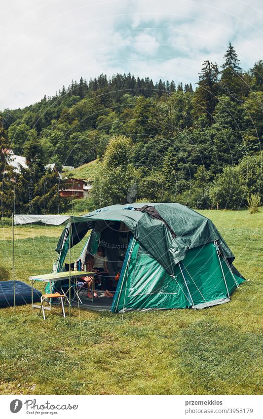 Zelt mit Menschen im Inneren stehen auf dem Campingplatz. Familie lebt in einem Zelt verbringen Sommerurlaub in den Bergen Tourismus Erholung natürlich Leben