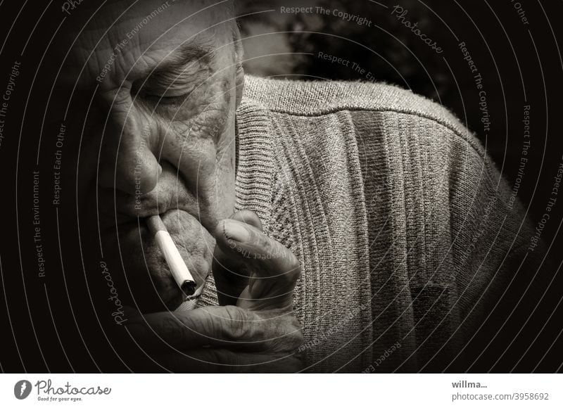 Wer die Gewohnheit sucht, bei dem wird schnell die Sucht zur Gewohnheit. rauchen Senior Zigarette Raucher alter Mann Greis anzünden Porträt Nikotin Genussmittel