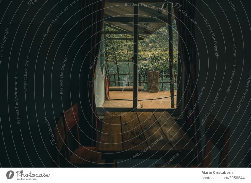 Fenster in der dunklen Kabine, die das Konzept von Depression, Einsamkeit, psychischer Gesundheit und Isolation während der Covid-19-Quarantäne zeigt