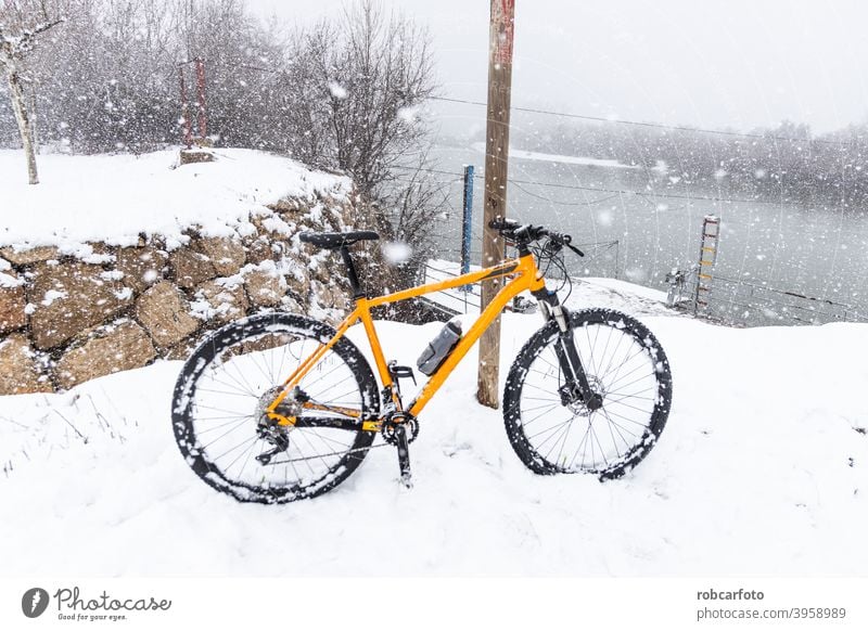 orange Mountainbike in verschneiter Landschaft Sport Schnee im Freien Natur Berge u. Gebirge Fahrrad Gras Herbst laufen Baum Reiter Spaziergang reisen