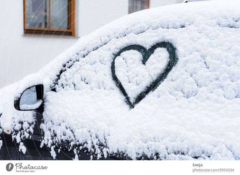Heckscheibe des Fahrzeugs im Schnee. Schnee mit dem Auto. Das Auto steht im  Winter. Schnee auf Glas Stockfotografie - Alamy