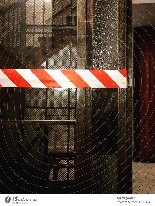 Und wieder funktioniert der Aufzug im Altbau nicht.... flatterband Polizei Absperrung Tatort Tür historisch holz verboten Verbote Treppenhaus Treppenstufen
