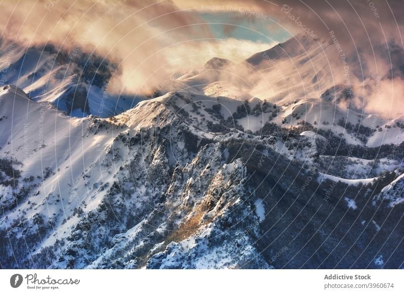 Erstaunliche Aussicht auf verschneite Berge im Winter Berge u. Gebirge Landschaft Schnee Sonnenlicht Ambitus Hochland Sonnenuntergang Winterzeit malerisch