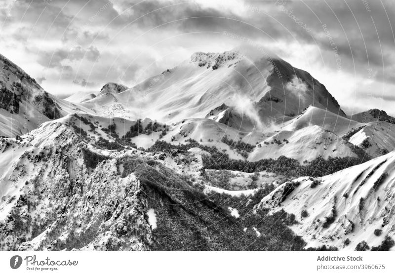 Erstaunliche Aussicht auf verschneite Berge im Winter Berge u. Gebirge Landschaft Schnee Ambitus Hochland Winterzeit malerisch spektakulär Frost kalt