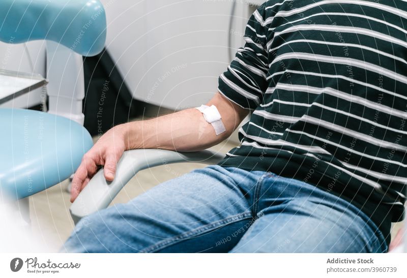 Patient ruht sich nach Bluttest aus Prüfung Arme bandagieren Fleck Klinik geduldig Medizin Leckerbissen untersuchen steril Verfahren Krankenhaus