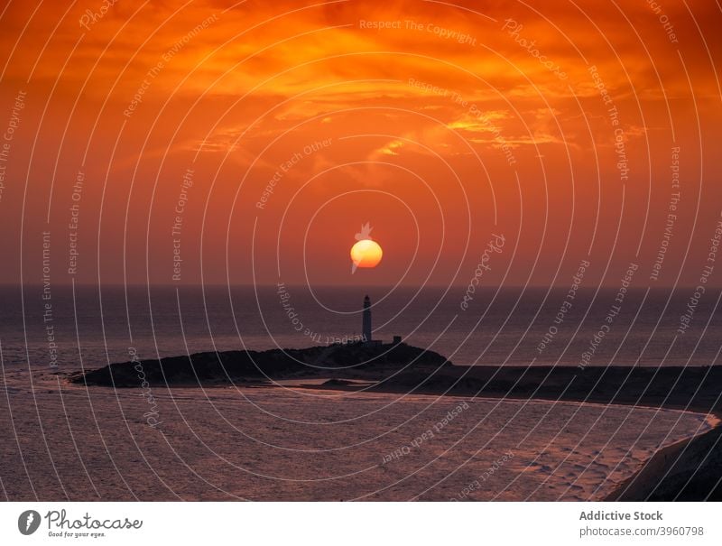 Einsame Leuchtturm auf dem Hügel gegen Sonnenuntergang Sonne MEER orange Leuchtfeuer Meereslandschaft Himmel Cadiz Andalusien Spanien prunkvoll Küste Ufer