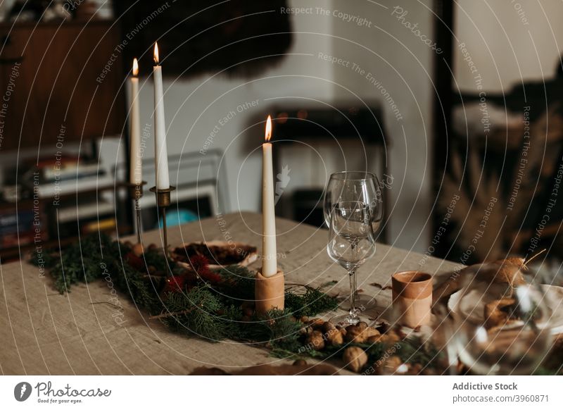 Festlicher Weihnachtstisch mit Dekorationen Weihnachten Innenbereich Tisch gemütlich rustikal natürlich heimwärts Kerze Stil dekorativ Girlande Design
