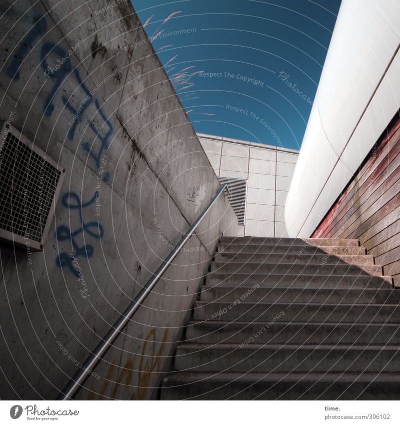 Abkürzung Haus Architektur Mauer Wand Treppe Treppengeländer hoch Schutz Angst Platzangst bedrohlich Perspektive Rätsel Rettung Dienstleistungsgewerbe Stadt